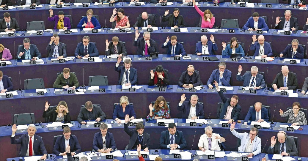 유럽의회 의원들이 13일(현지시간) 프랑스 스트라스부르에서 열린 본회의에서 인공지능(AI) 규제법에 대해 찬반투표를 하고 있다. 이날 세계에서 처음으로 의회를 통과한 AI 규제법은 유럽연합(EU) 27개국 장관들의 승인을 거쳐 단계적으로 시행될 예정이다.  /AFP연합뉴스 
