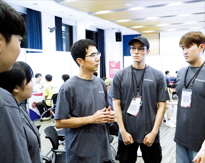 이홍락 LG AI연구원 CSAI(최고 AI 과학자·왼쪽 세번째)가 LG 에이머스 해커톤에 참가한 청년들과 대화를 나누고 있다. /LG 제공 