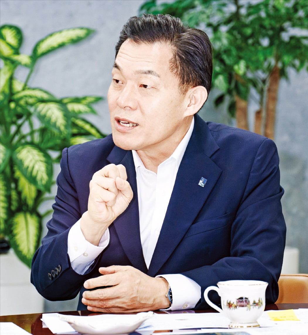 이재준 수원특례시장이 19일 한국경제신문과의 인터뷰에서 경제 특례시 완성에 ‘올인’하겠다고 밝혔다. /수원특례시 제공 