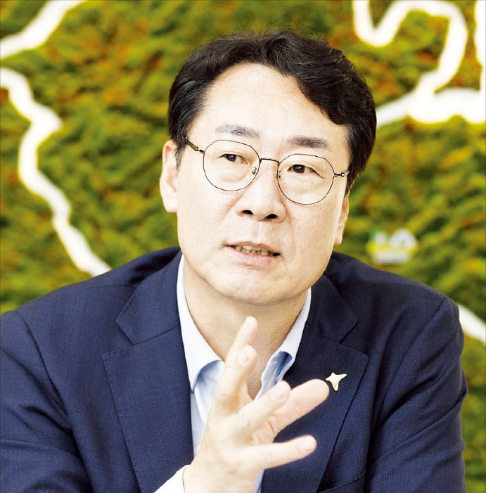 정명근 화성시장이 19일 한국경제신문과의 인터뷰에서 “‘1등 기업하기 좋은 도시 환경을 만들기 위해 최선을 다하겠다”고 강조하고 있다. 화성시 제공 