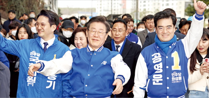 이재명 더불어민주당 대표(가운데)가 17일 경기 화성시 동탄호수공원에서 화성을 공영운(오른쪽), 화성정 전용기 후보와 함께 지지자들에게 인사하고 있다.  뉴스1 