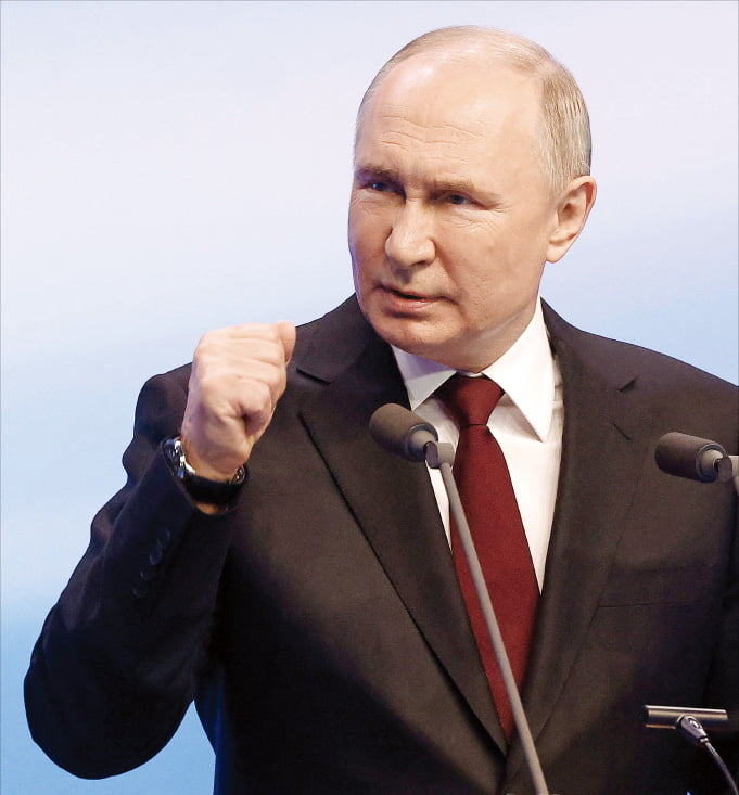 블라디미르 푸틴 러시아 대통령이 18일(현지시간) 대선에서 당선을 확정 지은 후 모스크바 선거본부에서 기자회견을 하고 있다.  로이터연합뉴스 