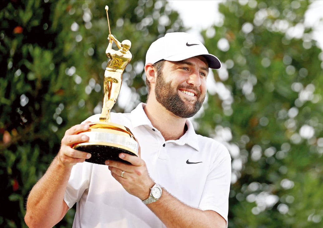스코티 셰플러가 PGA투어 플레이어스 챔피언십 트로피를 들고 웃고 있다.  AFP연합뉴스 