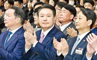 윤 대통령 "소유·경영분리, 매우 비현실적…까다로운 가업승계 적극 개선"