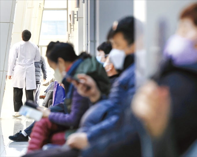 정부가 내년도 의대 정원 배정 결과를 발표하고 의대 교수들은 ‘집단 사직’으로 맞서며 갈등이 고조되고 있다. 21일 서울 시내 한 대학병원에서 환자들이 대기하는 가운데 의료진이 이동하고 있다.  /연합뉴스 