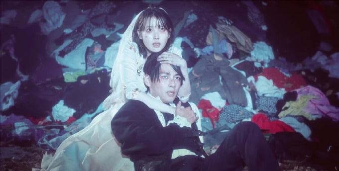 ‘러브 윈즈 올’ 뮤직비디오에서 아이유(뒤쪽)와 뷔는 장애를 가진 연인을 연기했다.  이담엔터테인먼트 제공 