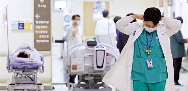 의대 교수들이 집단사직을 예고한 가운데 22일 서울의 한 대학병원에서 의료진이 이동하고 있다. 정부는 오는 25일부터 의료기관에 군의관과 공보의 총 200명을 추가 파견하기로 했다.  /임대철 기자 