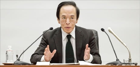 우에다 가즈오 일본은행 총재가 기자회견에서 기준금리 인상 배경을 설명하고 있다.  AFP연합뉴스
 
