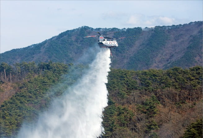 해외 임차 헬기가 봄철 산불재난에 대비해 산불진화헬기 합동 진화훈련을 실시하고 있다.  산림청 제공 