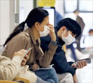 의과대학 교수들이 무더기로 사직서를 제출한 25일 서울의 한 대형병원에서 환자들이 진료를 받기 위해 기다리고 있다.  김범준 기자 