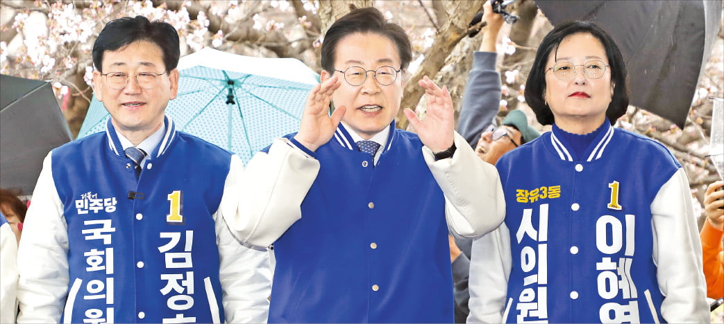 이재명 더불어민주당 대표(가운데)가 25일 경남 김해 율하카페거리에서 시민들에게 인사하며 지지를 호소하고 있다.  뉴스1 