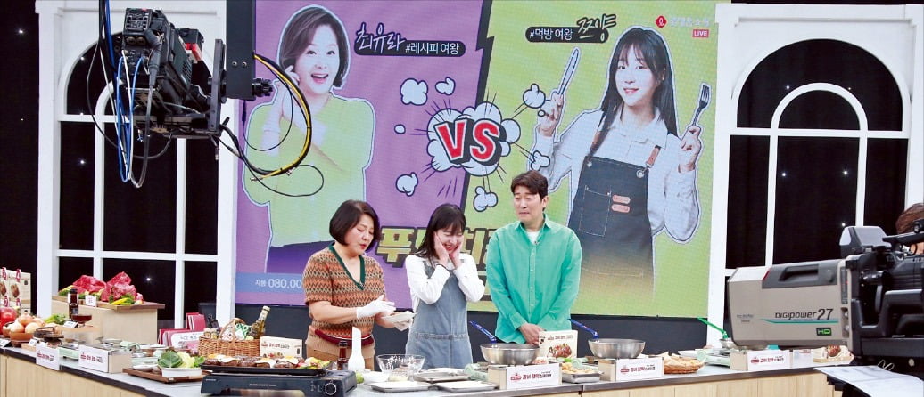 지난 21일 방송된 ‘최유라쇼’에 먹방 유튜버 쯔양이 출연한 모습. /롯데홈쇼핑 제공 