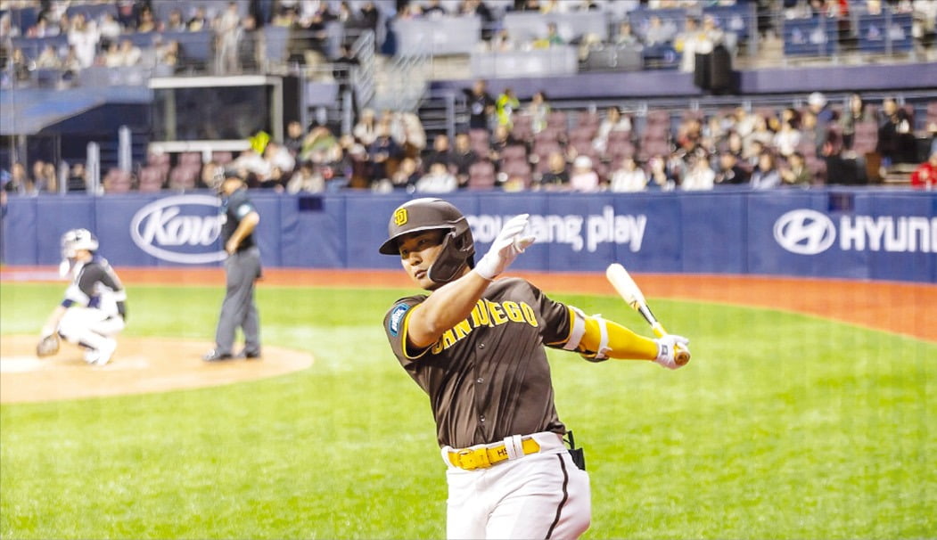 서울 고척스카이돔에서 미국프로야구(MLB) 공식 개막시리즈를 앞두고 샌디에이고 파드리스 김하성이 연습 스윙을 하고 있다. /카지노 엘에이 제공 