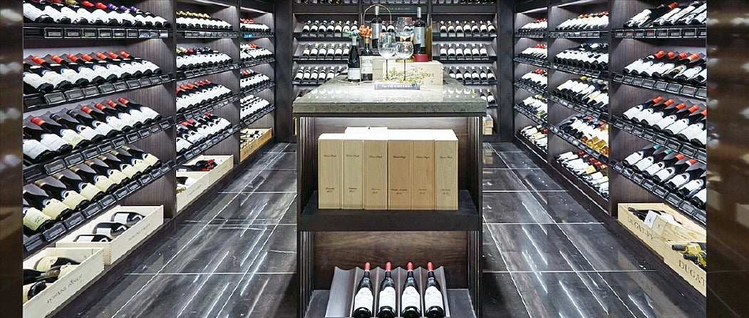 신세계백화점 강남점의 ‘버건디앤(&)’ 매장에 와인이 진열되어 있다. /신세계백화점 제공 