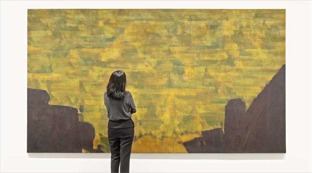 갤러리현대에서 열린 ‘에디션 R-풍경’ 전시회에서 한 관람객이 정주영의 작품 ‘정선, 인왕제색(부분)’(1999)을 감상하고 있다.  갤러리현대 제공 