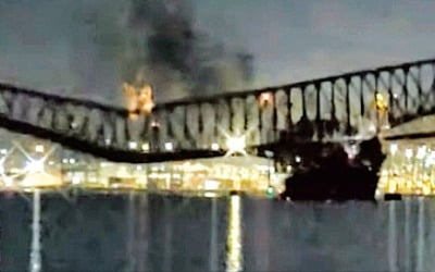美 대형 교량, 선박 충돌로 붕괴…실종자 20여명 수색중