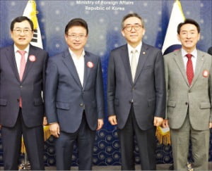 주낙영 경주시장(왼쪽부터)과 이철우 경북지사가 27일 조태열 외교부 장관과 만나 ‘2025 APEC 정상회의’ 경주 유치를 건의했다. /경주시 제공 