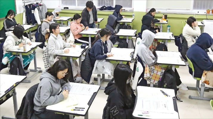 대학수학능력시험 실전 적응력을 기르기 위한 고등학교 1, 2, 3학년 3월 전국연합학력평가가 28일 실시됐다. 대구 수성구 대구여고 고3 교실에서 감독관이 학생들의 답안지와 문제지를 확인하고 있다.  뉴스1 