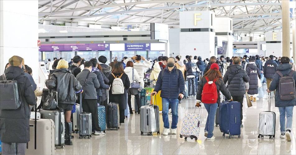 여행객들로 붐비는 인천공항 출국장 모습. /연합뉴스 