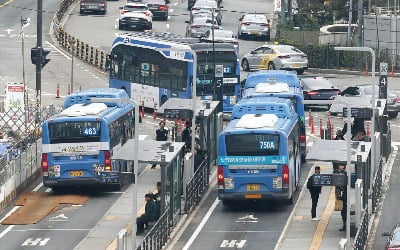 '출근길 대란' 빚고…서울 버스 11시간만에 파업 철회
