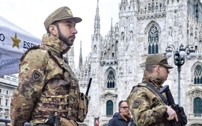[포토] 테러 차단…밀라노 성당 앞 무장 군인