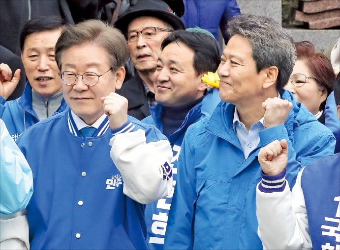 이재명 민주당 대표(왼쪽)가 28일 서울 왕십리역 광장에서 전현희(중·성동갑), 박성준(중·성동을) 후보에 대한 지지를 호소하고 있다. 중·성동갑 공천에 탈락한 임종석 전 대통령 비서실장이 함께했다.  /뉴스1 