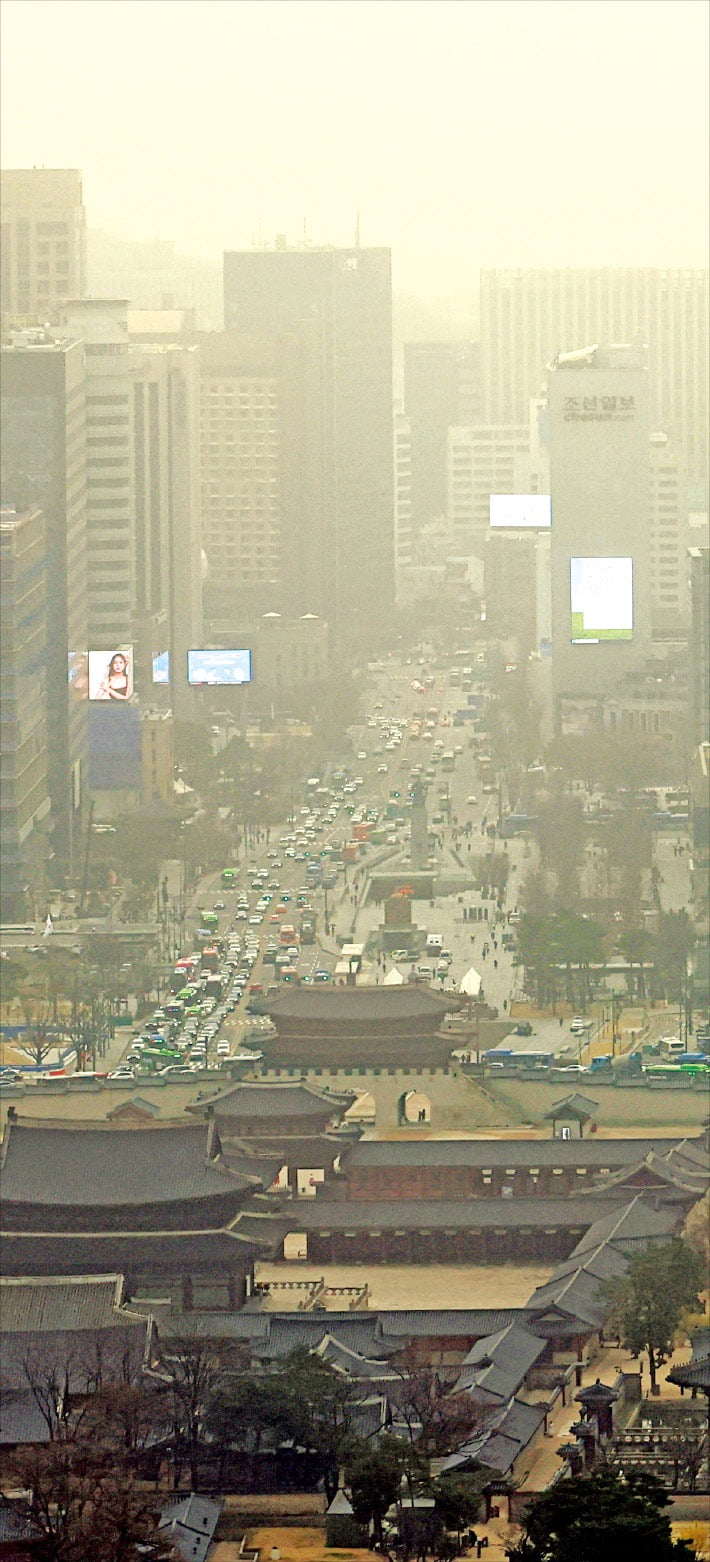 < 누렇게 변한 도심 > 29일 서울 세종로 일대가 먼지에 가려 뿌옇다. 이날 오전 10시 기준 서울의 미세먼지(PM10) 농도는 544㎍(마이크로그램)으로 2년10개월 만에 최고치를 기록했다. /뉴스1 
