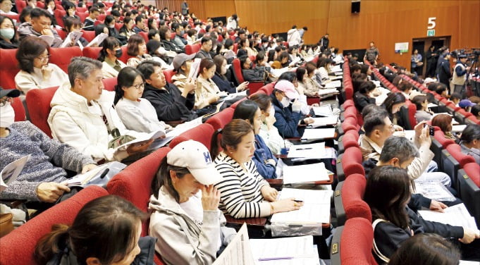 < 서울서 의대 입시 설명회 > 입시전문업체 종로학원이 31일 서울 혜화동 성균관대 새천년홀에서 연 의대증원 입시 전망 설명회에서 학부모와 수험생 1000여 명이 임성호 종로학원 대표의 설명을 듣고 있다.   강은구 기자 