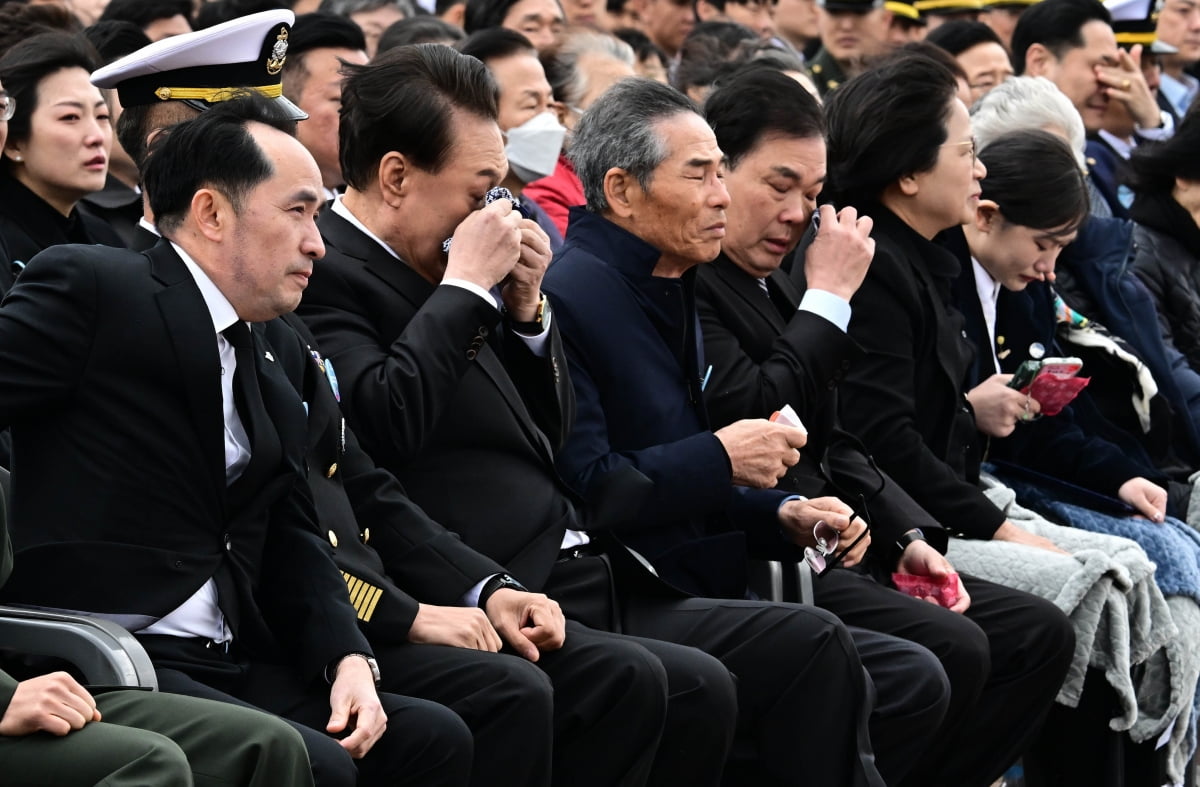 윤석열 카지노사이트이 고(故) 김태석 원사의 딸 김해봄 씨가 낭독한 '아빠에게 보내는 편지’를 들은 뒤 눈물을 닦고 있다. 사진=대통령실사진기자단