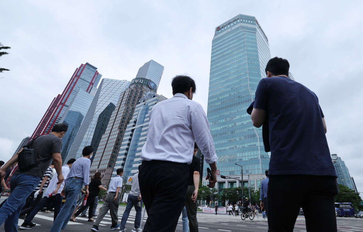 서울 여의도에서 점심식사를 마친 직장인들이 일터를 향해 걸어가고 있다. / 사진=한경DB