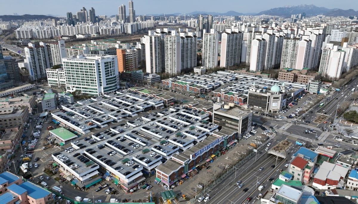 2023년 전국 주택매매 가격은 4.6% 떨어져 1998년 이후 최대 낙폭을 기록했다. 서울의 한 아파트 단지 전경.  사진=한국경제신문 