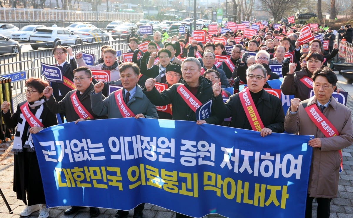 정부의 의과대학 입학 정원 확대 정책에 반대하는 대한의사협회(의협) 산하 전국 16개 시·도 의사들이 지난달 25일 오후 서울 용산구 의협회관에서 용산 대통령실 앞까지 행진 집회를 하며 구호를 외치고 있다.  사진=한국경제신문