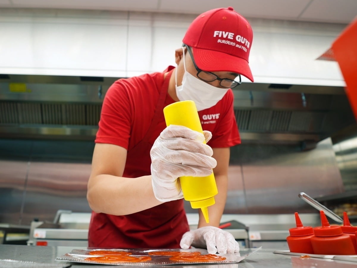 파이브가이즈 햄버거를 만드는 김동선 한화호텔앤드리조트 부사장. 사진=한화갤러리아 제공