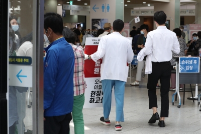 전공의 면허 정지 시작되자···의대 교수들 ‘삭발식·사직서’로 행동 개시