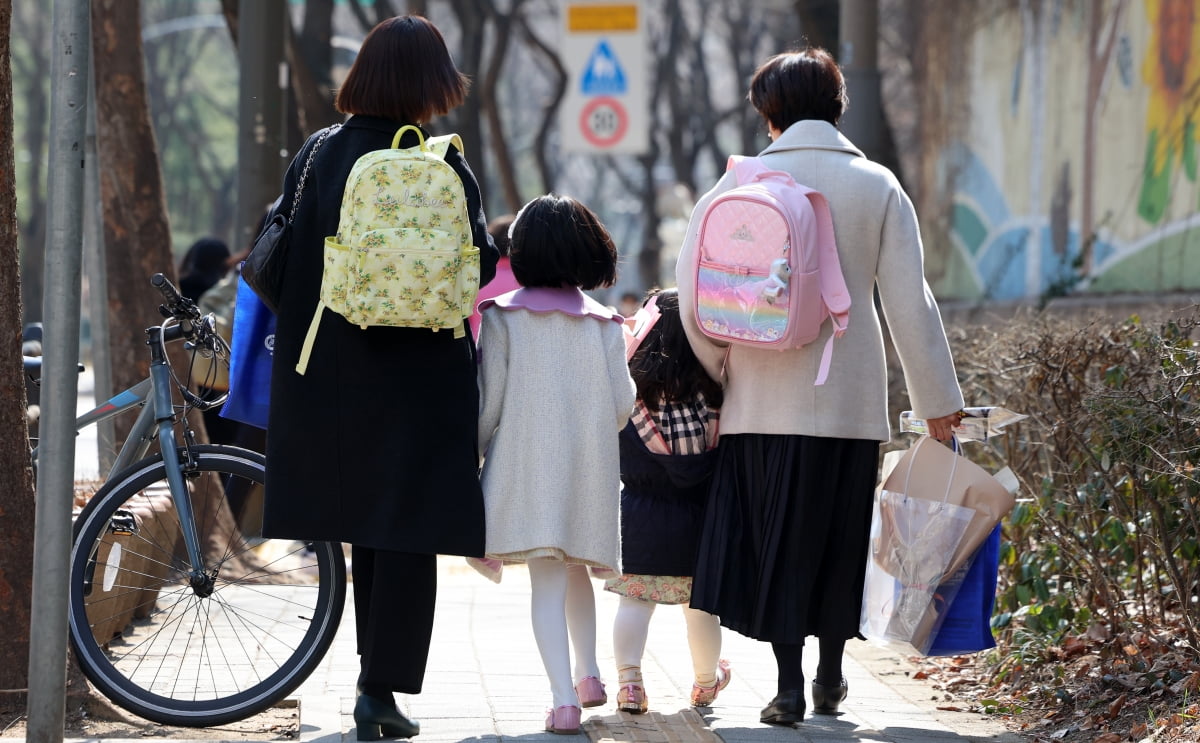 지난 4일 서울 시내 한 초등학교에서 학생들이 하교하고 있다(사진은 기사 내용과 무관함)./한국경제