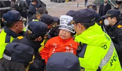 경찰 얼굴 때린 전장연 활동가 구속영장