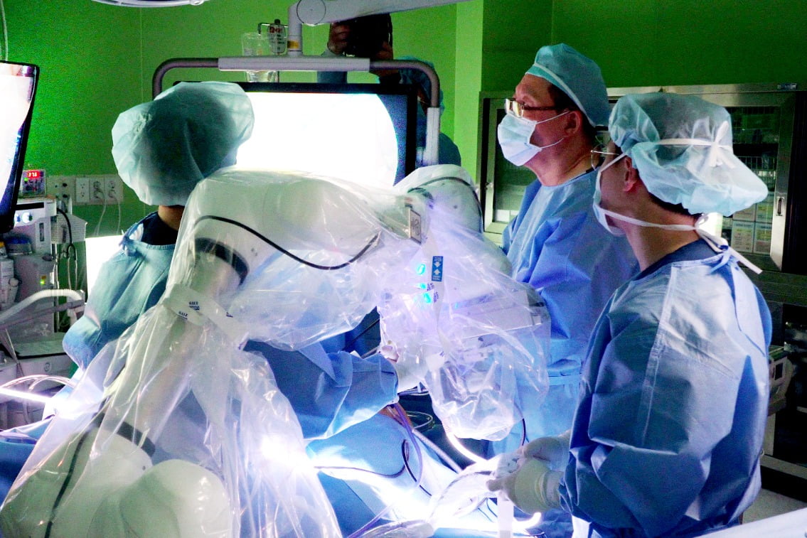 3월 12일 대구 구병원에서 진행된 담낭 제거 수술에 협동로봇을 활용한 복강경 수술보조 솔루션이 투입되어 임무를 수행하고 있다. 사진=두산로보틱스