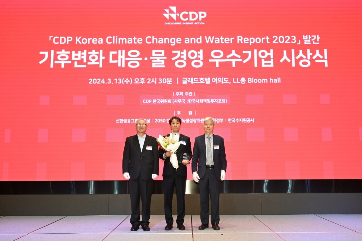 3월 13일 여의도 글래드호텔에서 열린 ‘2023 기후변화대응 우수기업 시상식’에서 김남욱 한화 ESG협의체 환경경영모듈장(가운데)과 양춘승 CDP 한국위원회 부위원장(왼쪽), 장지인 CDP 한국위원회 위원장(오른쪽)이 기념촬영을 하고 있다. 사진=한화