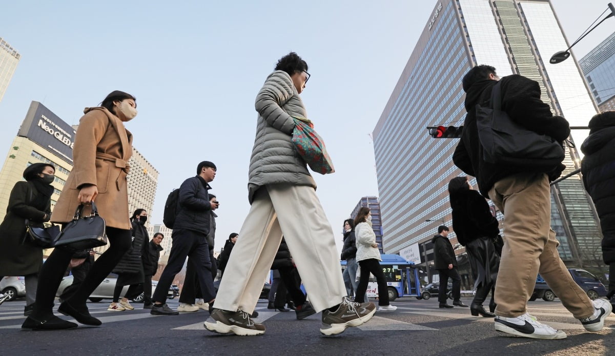 서울 광화문 네거리 횡단보도를 건너고 있는 출근길 시민들 모습.  사진=한국경제신문