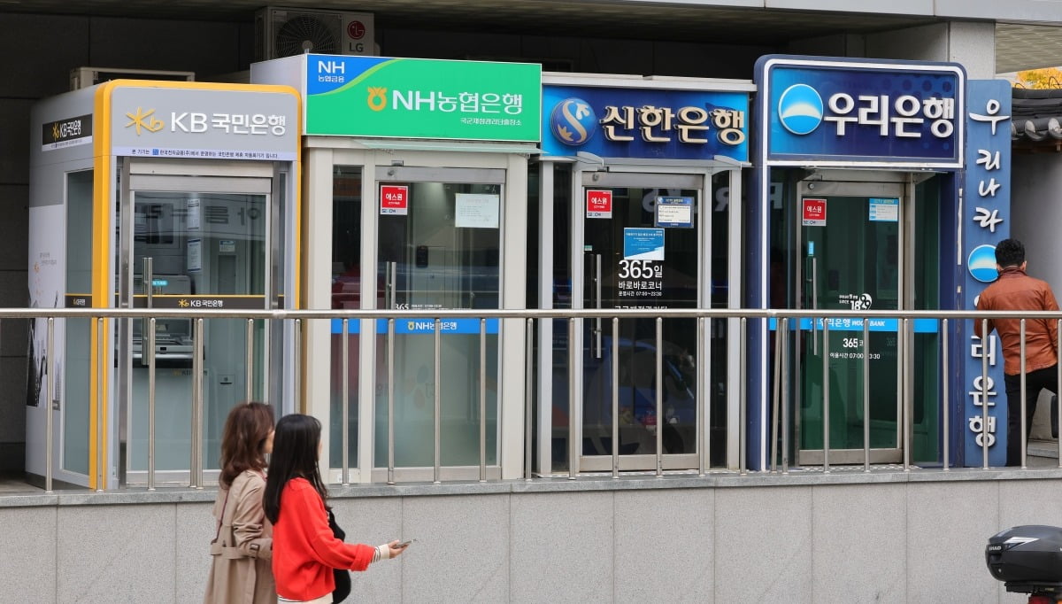 은행별 평균 급여는 KB국민이 1억2000만원으로 가장 높았다.  사진=한국경제신문