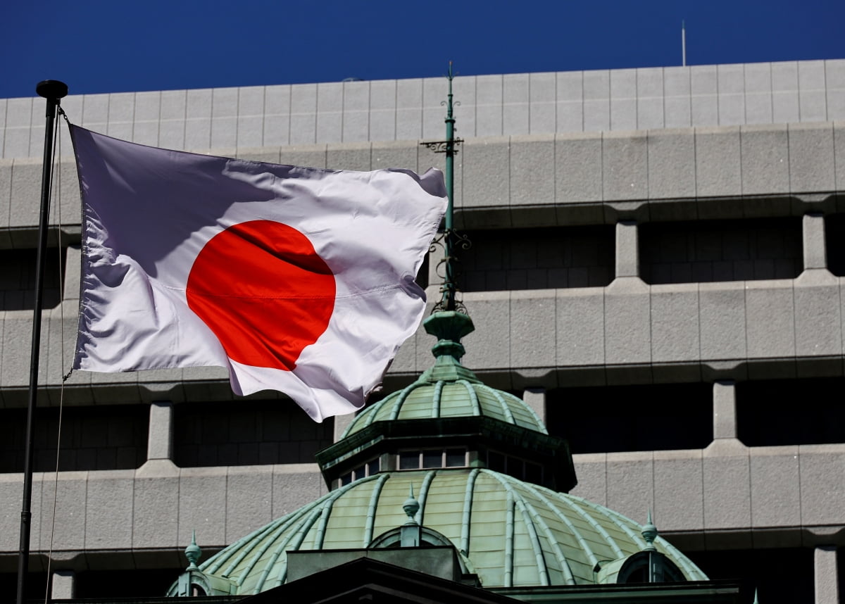 18일 일본 도쿄에 위치한 일본은행 건물에서 일본 국기가 휘날리는 모습. 사진=한국경제신문 