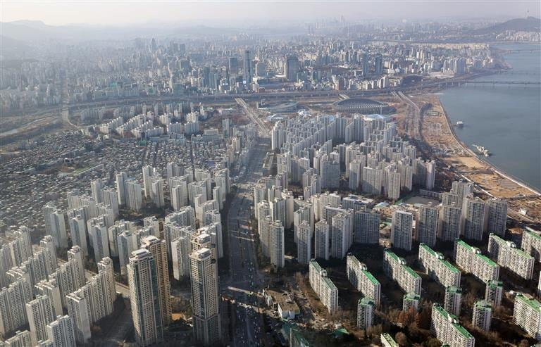문재인 정부는 치솟는 집값을 잡기 위해  부동산 공시가격 현실화 계획을 추진해왔다.  사진=한국경제신문 