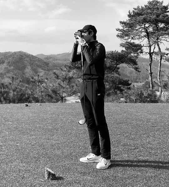 배우 류준열이 골프장을 배경으로 찍은 사진. 평소 그는 골프를 즐기는 것으로 알려졌다.  사진=류준열 인스타그램