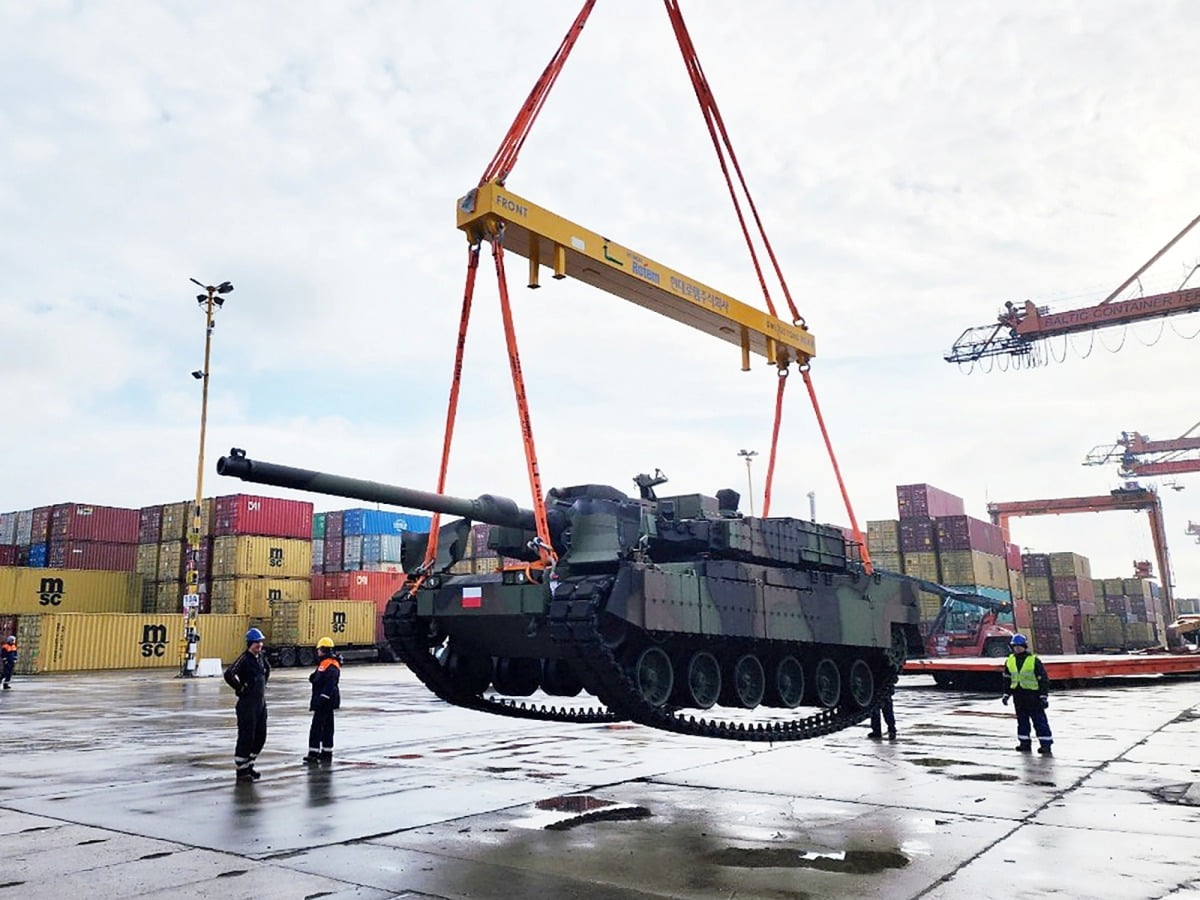 현대로템이 납품한 K2 전차가 폴란드 그드니아 항구에 도착한 모습. 사진=현대로템