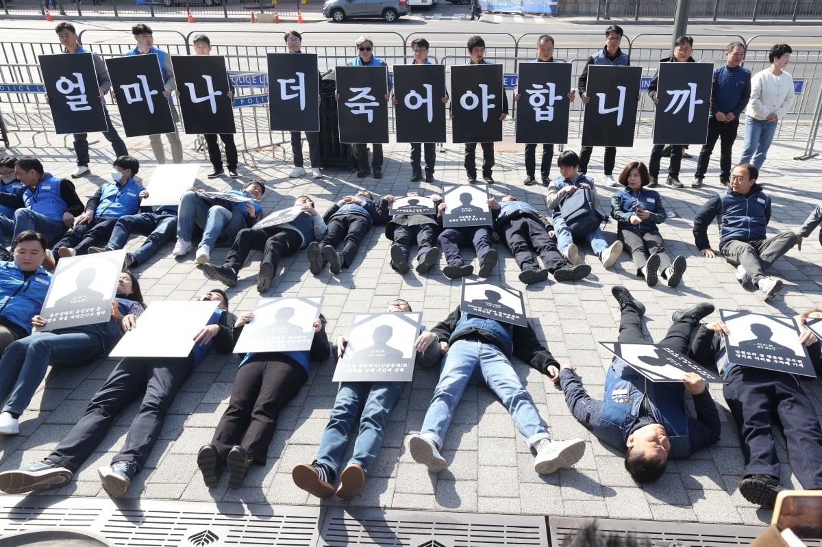 전국공무원노동조합이 지난 18일 오전 서울 용산구 대통령실 앞에서 열린 '공무원 악성민원 대책 마련 촉구 기자회견'을 열고  '악성민원 희생자 추모 다잉 퍼포먼스'를 하고 있다. 사진=연한뉴스