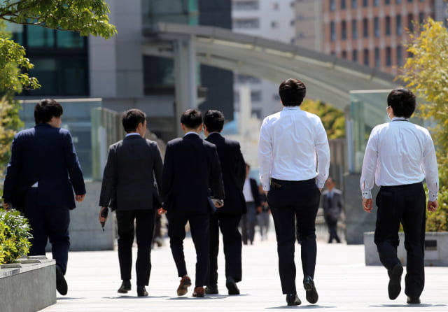 일본 도쿄의 직장인들.사진=연합뉴스