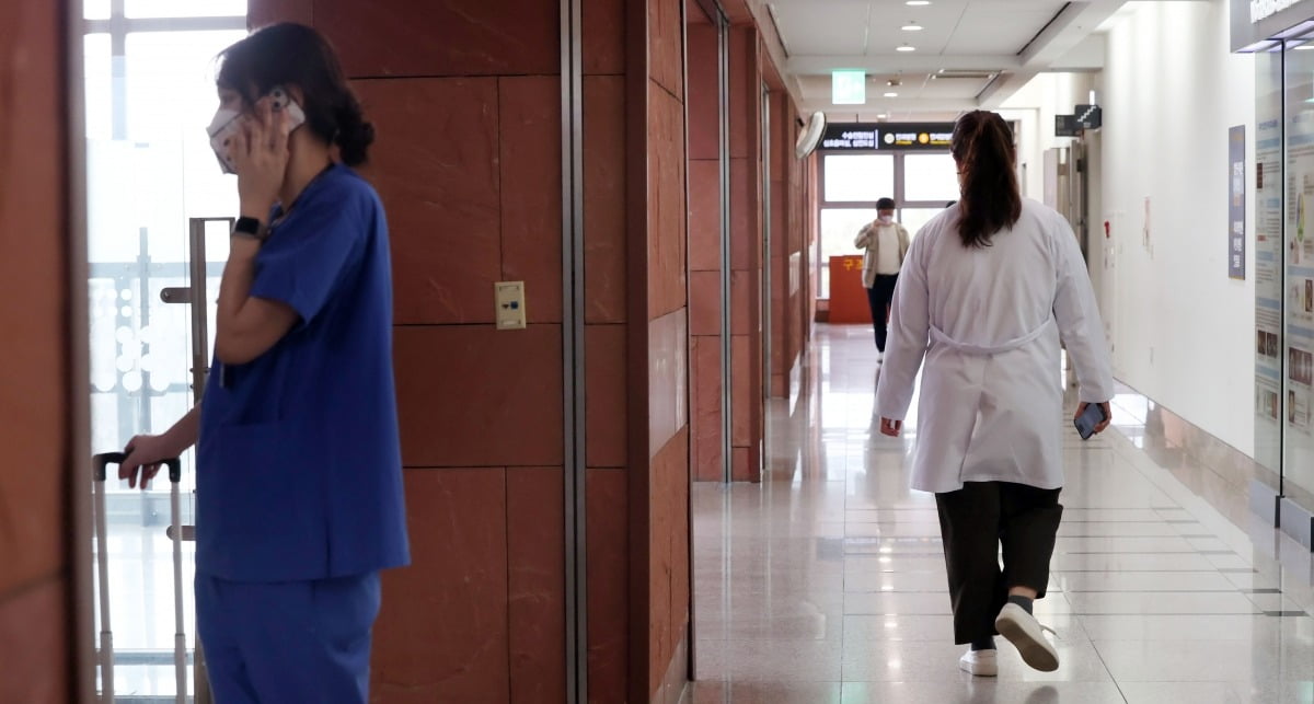의대 교수들이 무더기로 사직서를 제출한 25일 서울의 한 대형병원에서 의료진들이 이동하고 있다. 사진=한국경제신문
