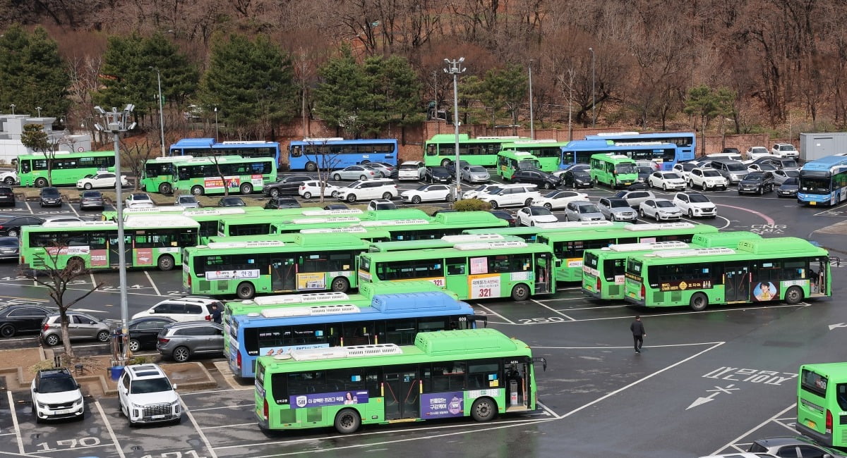  서울 시내 버스노동조합 총파업을 이틀 앞둔 26일 서울 양천공영차고지에 버스들이 주차되어 있다.  /뉴스1