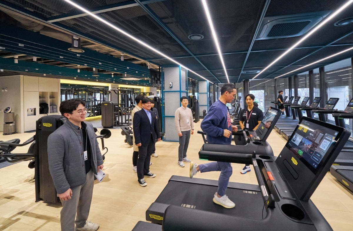 LG 직원들이 LG트윈타워 동관 2층에 신규 조성된 ‘트윈 피트니스’에서 운동기구를 체험하고 있다. 사진=LG