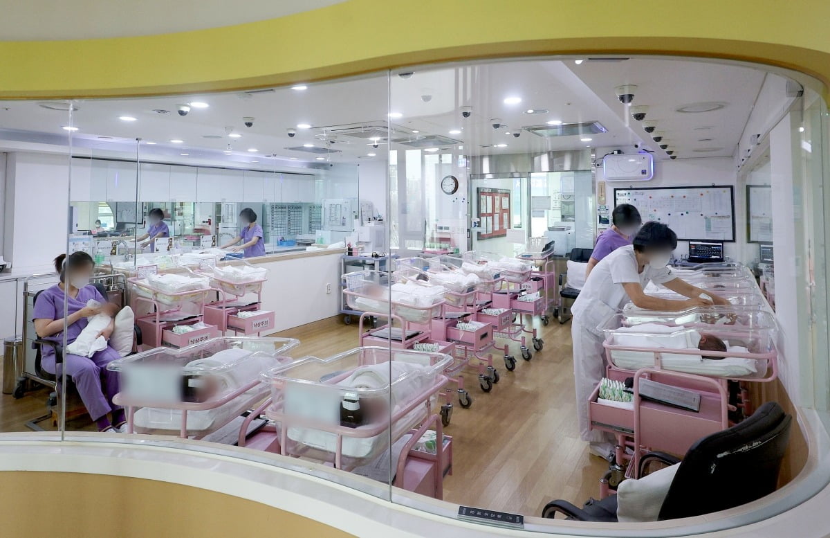 지난 2월 28일 오후 서울 시내 한 산후조리원 신생아실에서 간호사 등 관계자들이 신생아들을 돌보고 있다. 사진=연합뉴스